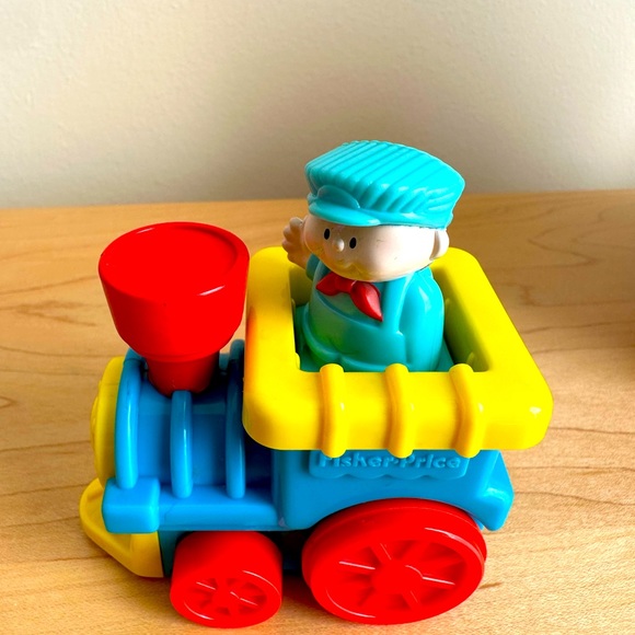 VINTAGE🚂 MCDONALD’S FISHER PRICE TRAIN WITH CONDUCTOR IN RED, BLUE AND YELLOW - Picture 3 of 5